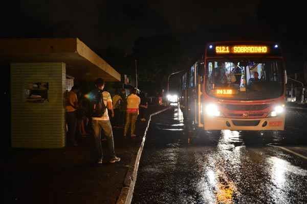 Passageiros esperam ônibus no escuro durante apagão na Asa Norte