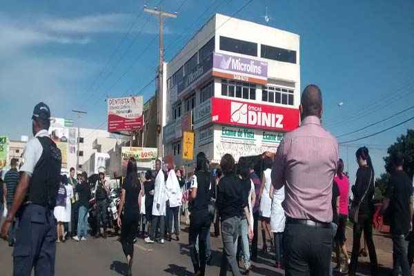 Manifestantes ocupam avenida próximo ao Batalhão do Corpo de Bombeiros, em Samambaia Norte