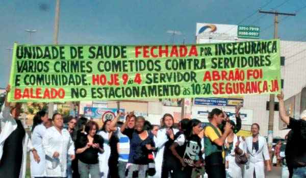 Primeiro protesto ocorreu ontem, depois que um técnico de enfermagem aposentado foi baleado em estacionamento do centro de saúde