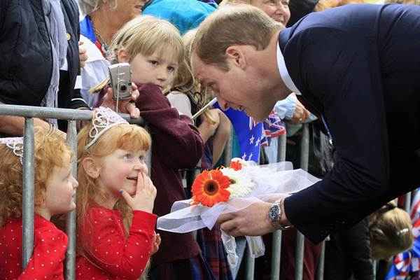 O casal real britânico depositou um buquê de rosas no monumento às vítimas da cidade