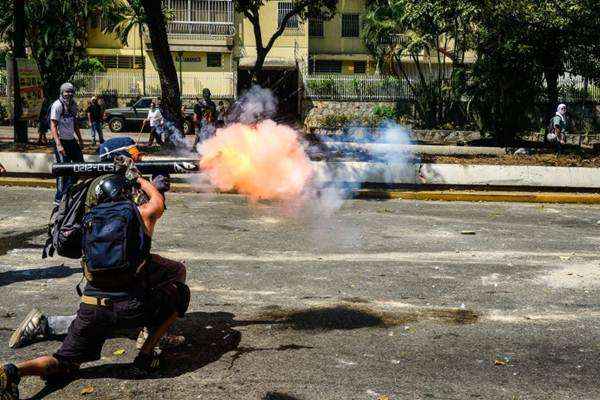 Manifestantes participar de um protesto contra Venenzuelan presidente Nicolas Maduro, em Caracas, no dia 6 de abril