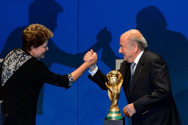 Presidente da entidade mundial do futebol da FIFA, Joseph Blatter aperta a mão de Dilma. Em conversa de telefone, Blatter disse à presidente que mundial no Brasil será o mais exitoso de todos os tempos