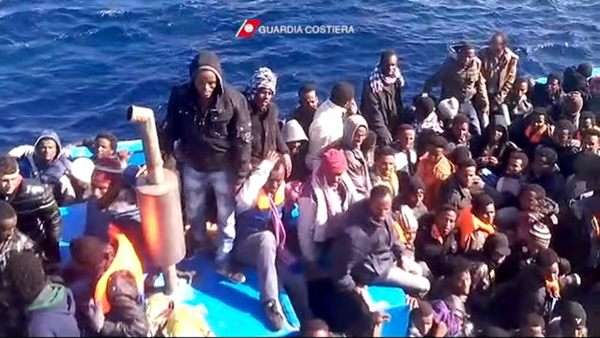 Imigrantes se sentar em um barco durante uma operação de resgate na costa de Lampedusa, em março deste ano