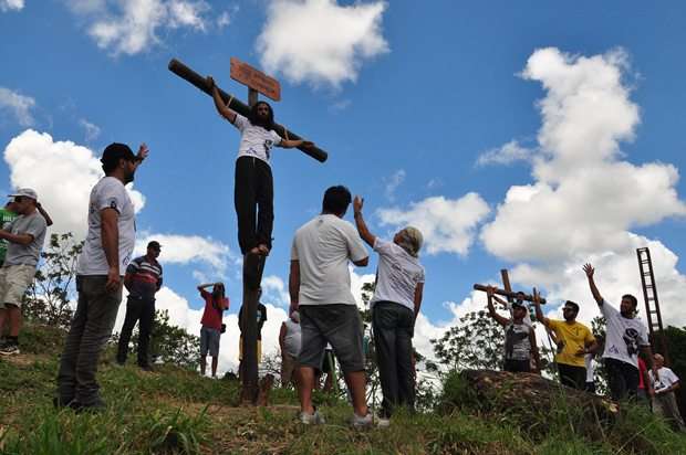 Atores e técnicos fazem os últimos ensaios para a encenação de Cristo