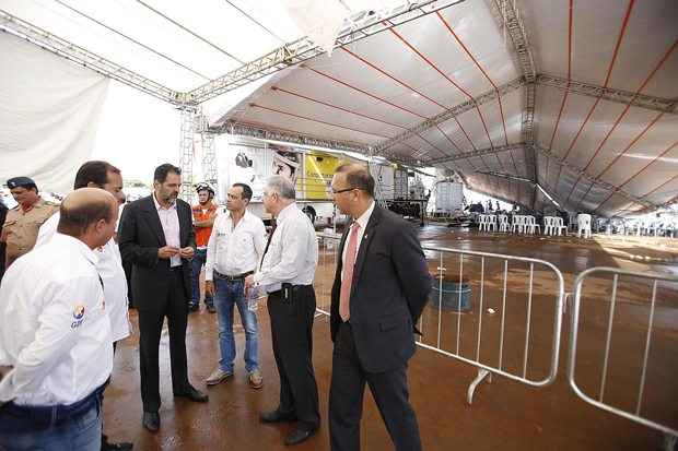 O governador visitou o local durante a perícia do Corpo de Bombeiros e da Defesa Civil