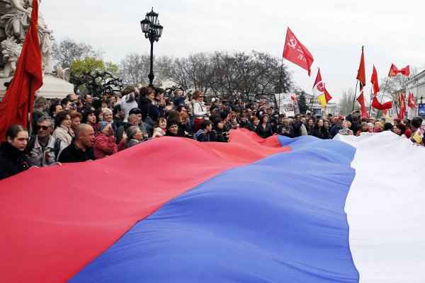 Manifestantes pró-russos se concentram nas ruas de Odessa, cidade portuária no sul ucraniano, exibindo bandeiras da Rússia e da extinta União Soviética