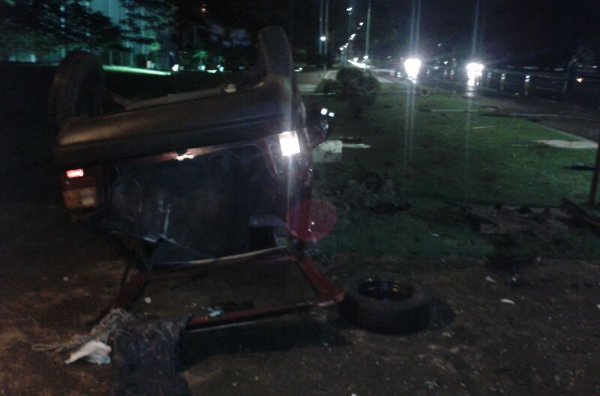 O carro capotou completamente e foi parar no gramado em frente ao TJ