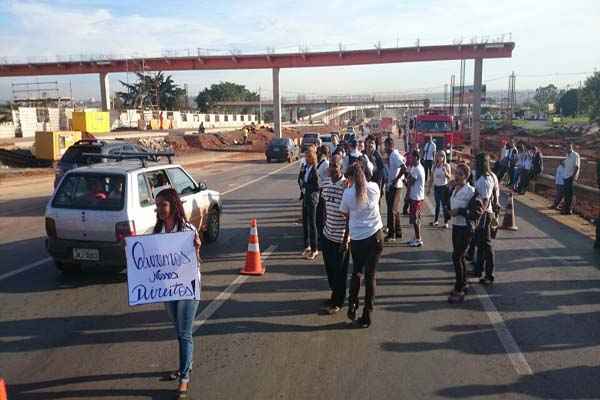 Cerca de 30 funcionários reivindicavam o pagamento de salários atrasados