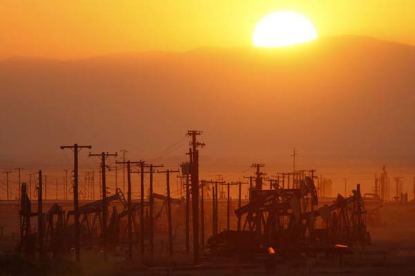 O sol nasce sobre um campo de petróleo ao longo da formação Monterey Xisto , onde a extração de gás e petróleo está à beira de um boom, perto de Lost Hills, Califórnia