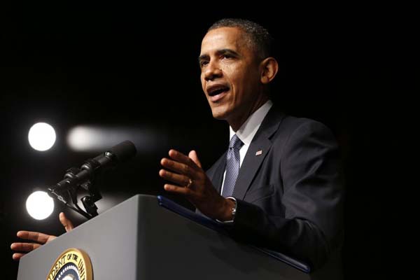 Obama prestou homenagem a Sebelius, agora ex-secretária de Saúde e Serviços Humanos, dizendo que ela havia alcançado uma 