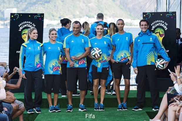 A Fifa aproveitou a semana de moda carioca para apresentar os uniformes dos voluntários