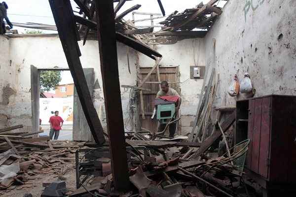 Moradores retiram destroços deixados pelo terremoto