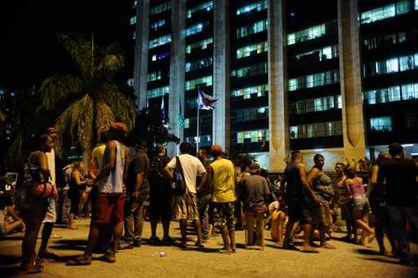 Eles reivindicam acesso à casa própria, alegando que não têm mais condições de pagar o valor do aluguel nas favelas