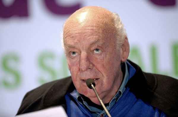 Eduardo Galeano: conexões entre ditadura e  futebol com humor e crítica