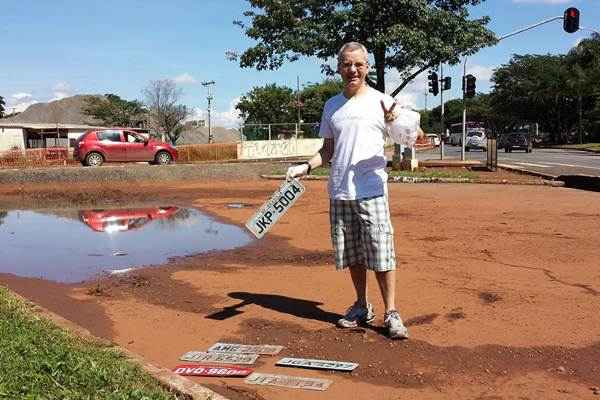 Rubens feliz ao encontrar a placa do seu carro e de outros motoristas