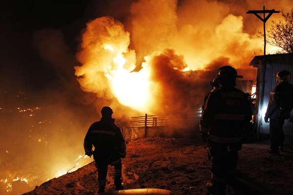 Bombeiros lutam para combater incêndio no Chile