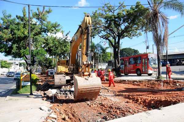 Obras de transporte na Avenida Antônio Carlos, em Belo Horizonte, estão atrasadas, apesar do regime diferenciado