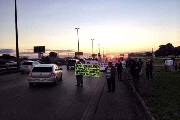 Moradores de Vicente Pires protestam na altura do viaduto do Pistão Norte contra a derrubada de moradias na região