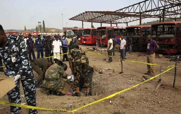 Especialistas isolam área em que a bomba explodiu no terminal rodoviário da capital nigeriana