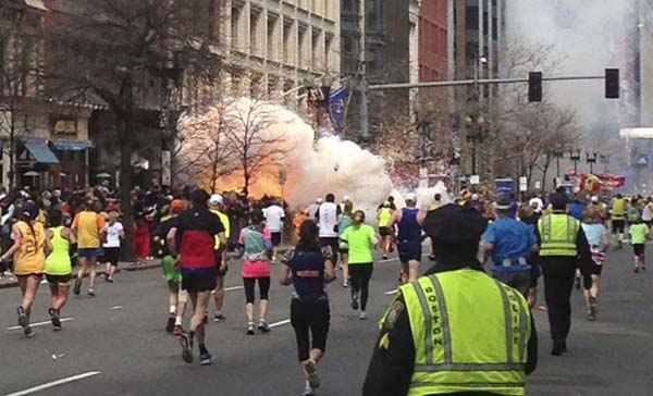 Abril de 2013: corredores continuam a correr na Maratona de Boston após uma explosão perto da linha de chegada da corrida