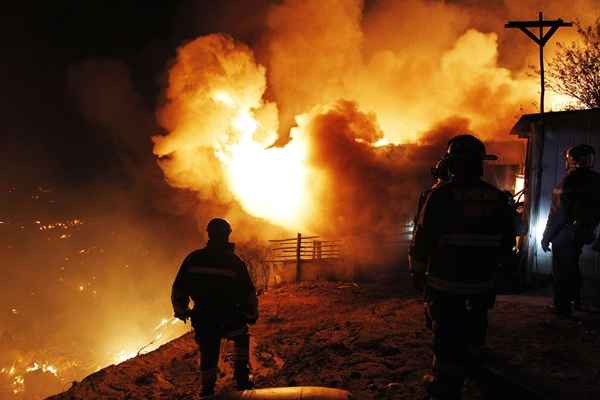 Bombeiros lutam para combater incêndio no Chile desde sábado