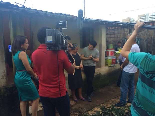 Dona Terezinha tinha pedido apenas que o programa a ajudasse a retirar uma árvore do quintal de casa, mas não contava que ganharia uma casa nova