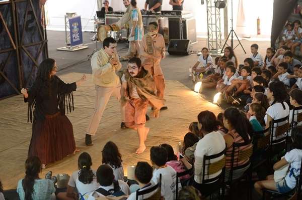 Grupo apresenta teatro para crianças de escolas públicas do DF