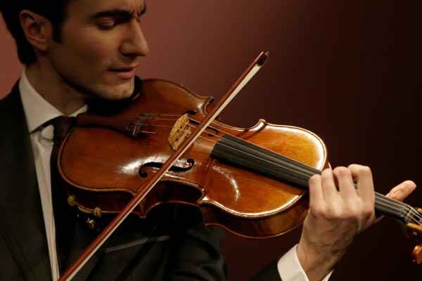 Violinista David Aaron Carpenter interpreta o 'Macdonald' na viola Stradivari, feito em 1719, durante apresentação na casa de leilões Sotheby, em Paris