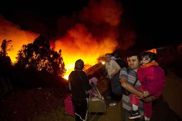 Moradores são desalojados após incêndio no Chile