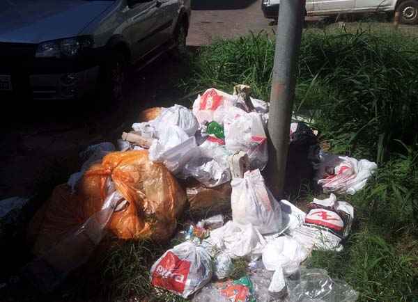 Ferrazza tirou as foto na segunda-feira (14/4). Hoje, ele informou que o lixo continuava no local