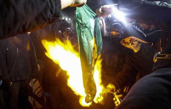 No fim do protesto, houve depredação de agências bancárias