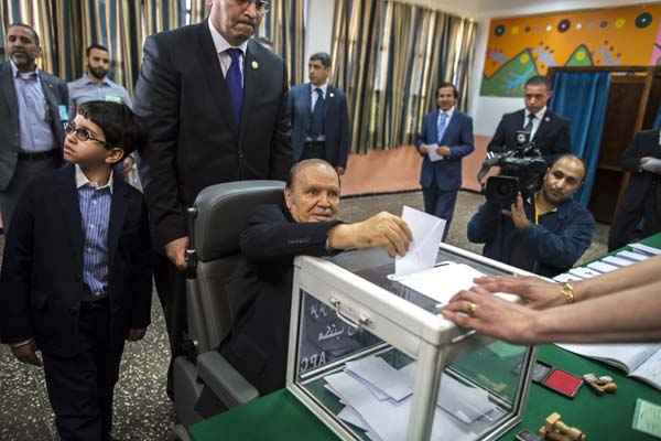 Presidente Abdelaziz Bouteflika lança seu voto durante a eleição presidencial em Argel