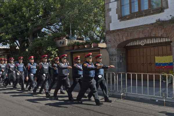 Policiais montam guarda em frente à casa do Prêmio Nobel de Literatura no México