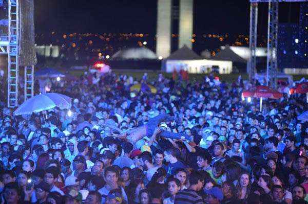 Jovens e famílias começaram a ocupar o gramado central ainda durante a tarde