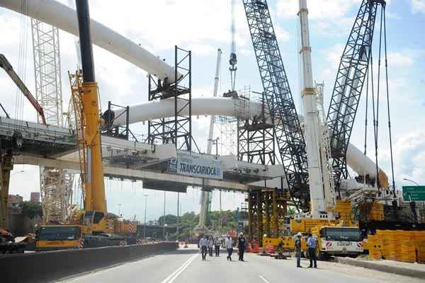 Avenida Brasil fechada para obras do BRT Transcarioca