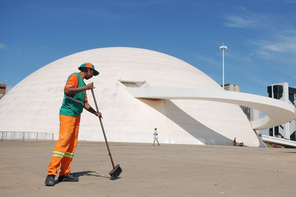 Aniversário de Brasília: serviço de limpeza começou ma sexta-feira para evitar acúmulo de lixo