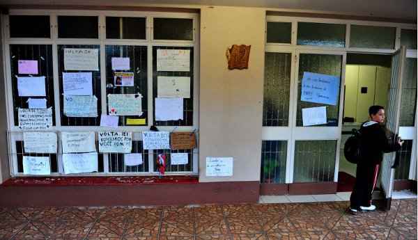 Na escola de Bernardo, estudantes colaram cartazes cobrando justiça