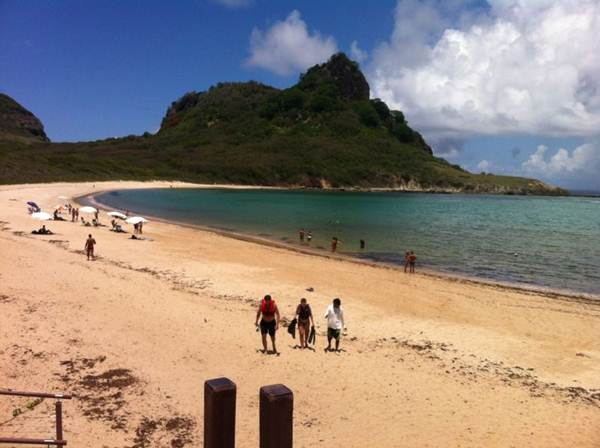 Foi na Praia do Sueste que chegaram os encarregados de expulsar os holandeses da ilha