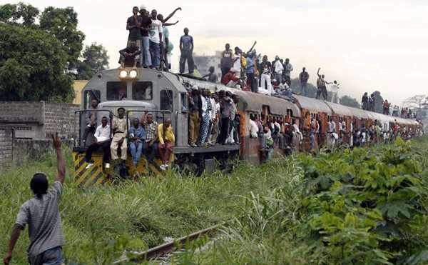 Foto tirada em 2006 mostra trem transportando povo congolês em Kinshasa. Pelo menos 37 pessoas morreram quando um trem descarrilou nesta terça-feira