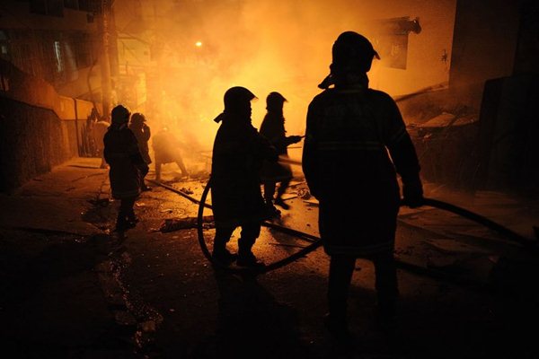 Moradores e policiais de UPP entraram em confronto ontem (22) durante protesto no Morro Pavão-Pavãozinho contra morte do dançarino Douglas Rafael da Silva