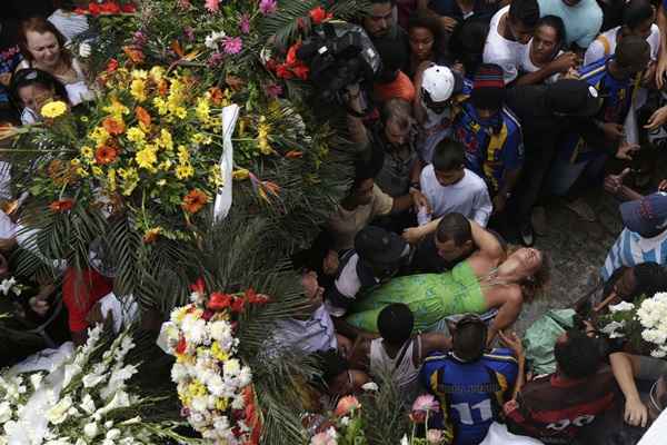 Antes de fecharem a sepultura, os presentes seguraram o caixão no alto e cantaram músicas funk enaltecendo o amigo e protestando contra a violência policial