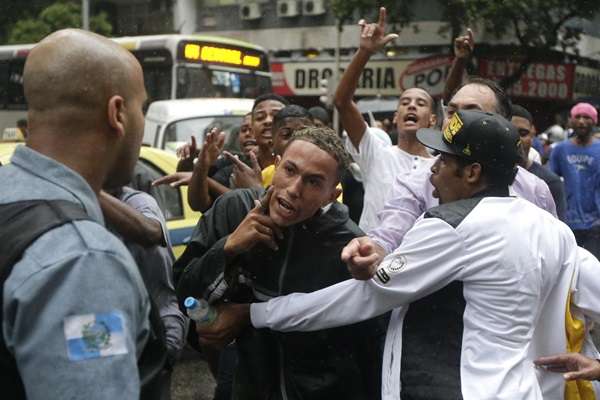 O grupo seguia pelas ruas de Copacabana quando houve um desentendimento entre os manifestantes e policiais