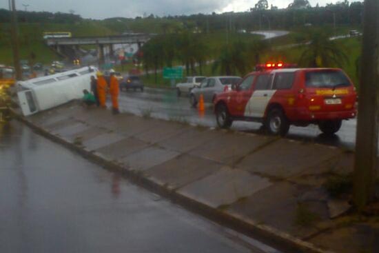 Resgate dos bombeiros na Ponte JK: Kombi parou no canteiro da via