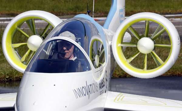 O avião totalmente elétrico E-Fan tem tem duas turbinas elétricas, 6,7 metros de comprimento e envergadura 9,5 metros