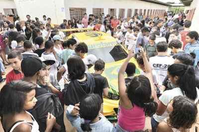 Alunos de escola no Condomínio Sol Nascente recebem a visita de pilotos da Stock Car e vibram com a chance de conhecer um carro da categoria, que realiza a 3ª etapa do ano, domingo, na capital