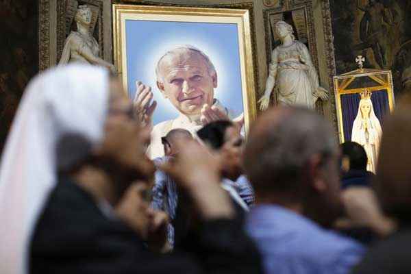 Bento 16 e papa Francisco celebrarão a cerimônia