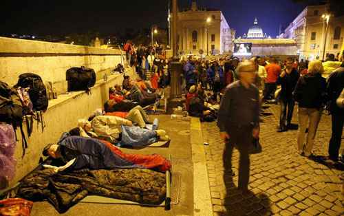 Peregrinos acampados: chuva e frio não desanimam