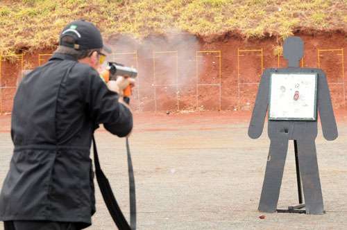 Aluno da Academia Nacional de Polícia treina com armas não letais: preparação para a Copa comprometida