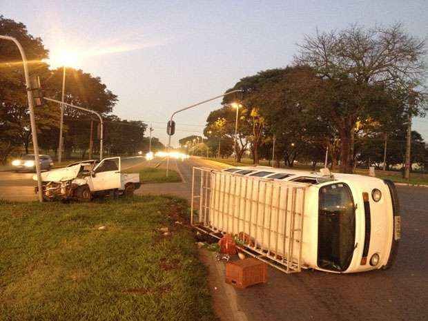 Motorista não conseguiu frear e atingiu a Kombi