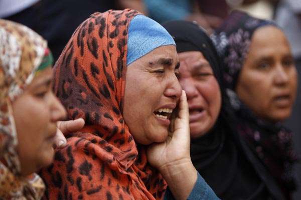 Familiares de integrantes da Irmandade Muçulmana choram após o veredicto de tribunal egípcio,no Cairo